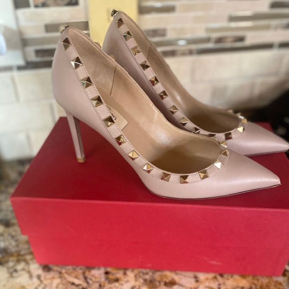 Valentino Garavani Shoes - Valentino Beige Patent Leather Rockstud Pumps